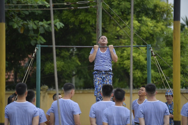 Sao nhập ngũ: Jun Phạm năn nỉ đừng cắt tóc quá ngắn, cân team khi co tay xà đơn - Ảnh 5.