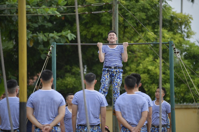 Sao nhập ngũ: Jun Phạm năn nỉ đừng cắt tóc quá ngắn, cân team khi co tay xà đơn - Ảnh 6.