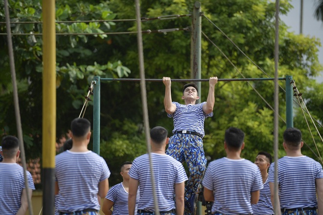 Sao nhập ngũ: Jun Phạm năn nỉ đừng cắt tóc quá ngắn, cân team khi co tay xà đơn - Ảnh 9.