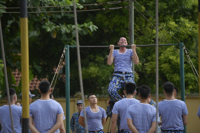 Sao nhập ngũ: Jun Phạm năn nỉ đừng cắt tóc quá ngắn, cân team khi co tay xà đơn - Ảnh 8.