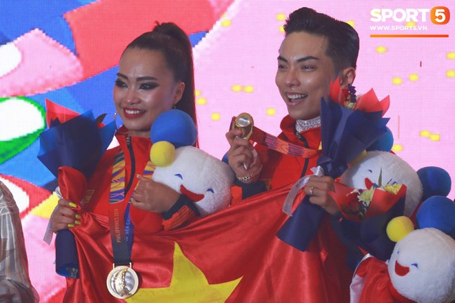 Những khoảnh khắc đẹp như mơ của các cặp đôi khiêu vũ thể thao tại SEA Games 2019: Nhẹ nhàng, uyển chuyển rồi bùng nổ với chiến thắng - Ảnh 7.