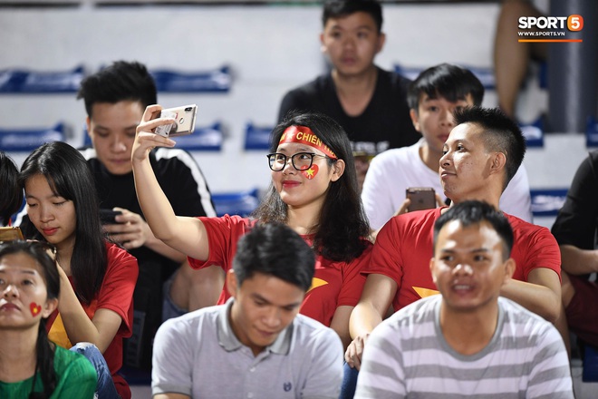 Nữ CĐV Việt Nam xinh đẹp, gương mặt giống người yêu Đoàn Văn Hậu đến sân cổ vũ U22 Việt Nam đấu U22 Indonesia - Ảnh 8.