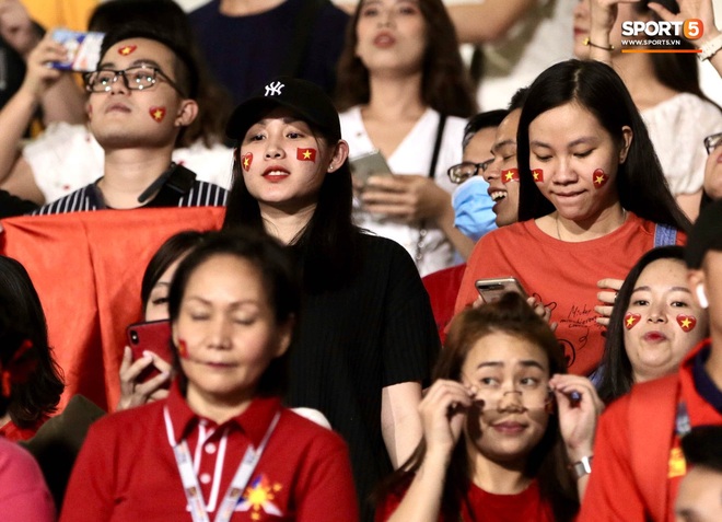Nữ CĐV Việt Nam xinh đẹp, gương mặt giống người yêu Đoàn Văn Hậu đến sân cổ vũ U22 Việt Nam đấu U22 Indonesia - Ảnh 3.