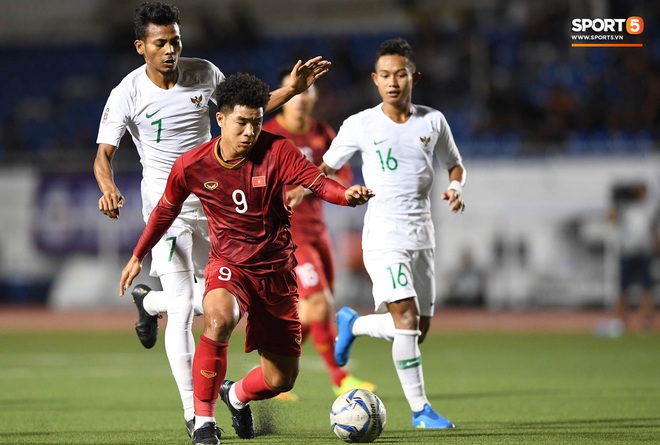 Sau pha đánh đầu gỡ hòa 1-1, người hùng Thành Chung thực hiện hành động an ủi vô cùng tinh tế với thủ môn Bùi Tiến Dũng - Ảnh 7.