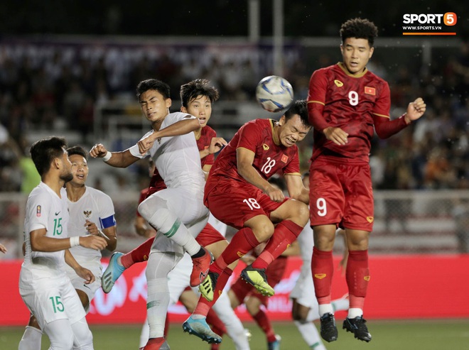 Thành Chung đánh đầu ngược, ghi bàn thắng quý như vàng cho U22 Việt Nam - Ảnh 1.