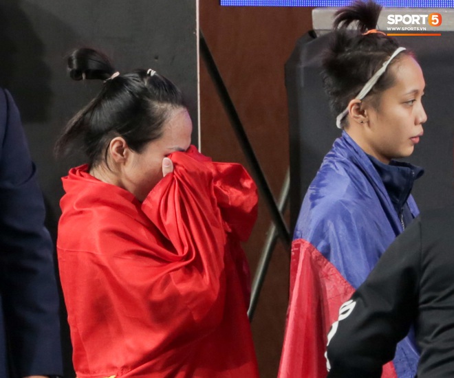 Khoảnh khắc xúc động: VĐV cử tạ Việt Nam gục khóc nức nở bên cờ Tổ quốc sau khi giành HCV SEA Games 30 - Ảnh 3.