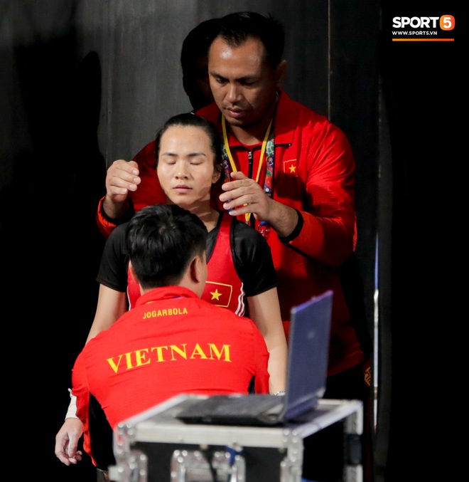 Khoảnh khắc xúc động: VĐV cử tạ Việt Nam gục khóc nức nở bên cờ Tổ quốc sau khi giành HCV SEA Games 30 - Ảnh 8.
