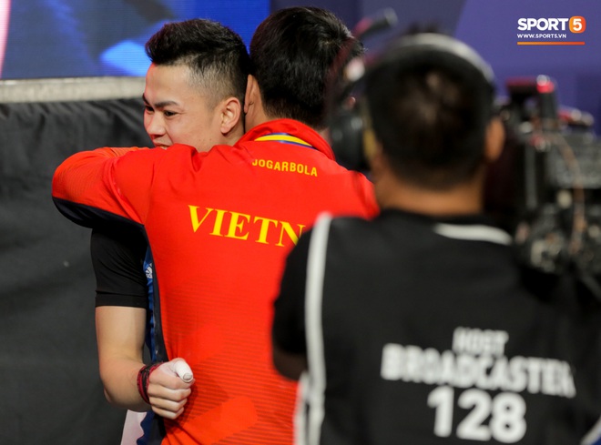 VĐV Việt Nam điển trai gây chú ý khi vừa nghe nhạc, vừa thi đấu cử tạ rồi giành HCV và phá kỷ lục SEA Games - Ảnh 7.