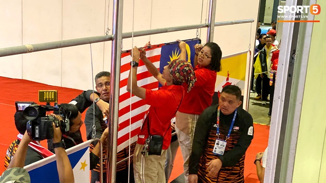 Đến nản với BTC SEA Games tại Philippines: In nhầm Quốc kỳ đội bạn, lấy tạm của fan để thay rồi dùng băng dính đen để treo cờ - Ảnh 2.