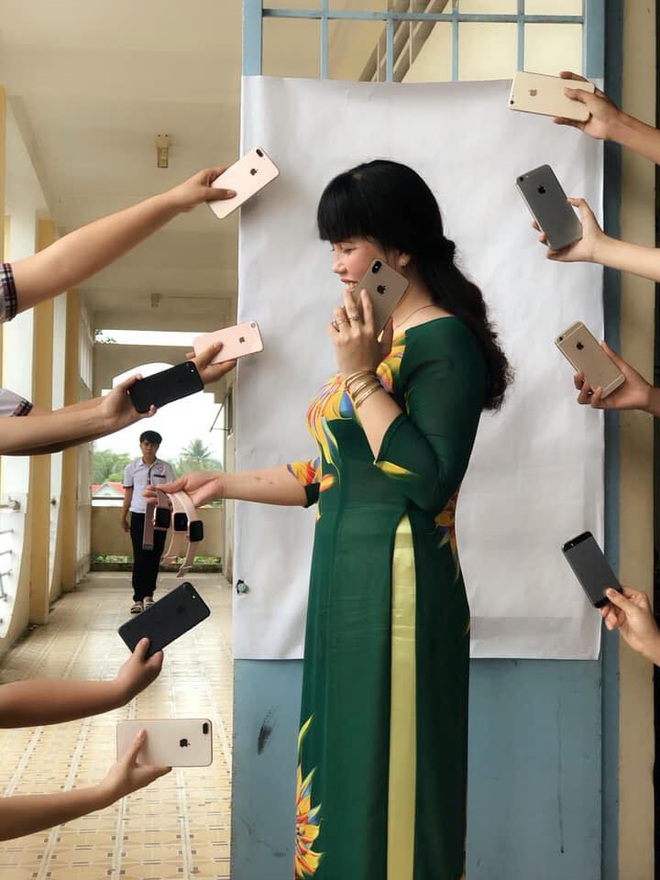 Đu hot trend tone-sur-tone, cô giáo chụp ảnh với loạt iPhone sang chảnh khiến dân mạng được dịp sáng mắt trước độ giàu có của học sinh - Ảnh 1.