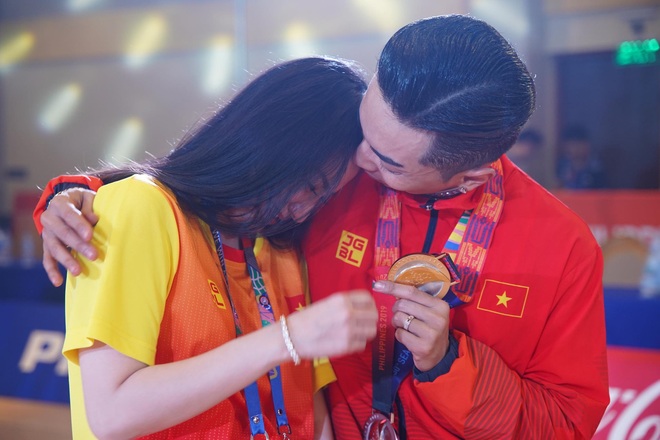 Phan Hiển chính thức giành HCV tại SEA Games 30, Khánh Thi lập tức òa khóc nức nở, ôm chầm lấy chồng vì quá hạnh phúc! - Ảnh 4.