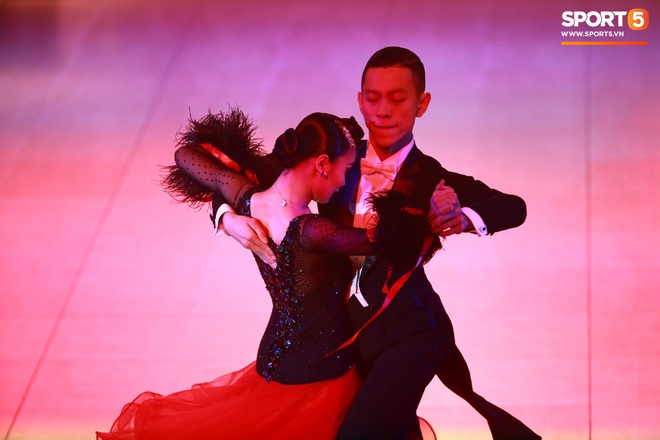 Những khoảnh khắc đẹp như mơ của các cặp đôi khiêu vũ thể thao tại SEA Games 2019: Nhẹ nhàng, uyển chuyển rồi bùng nổ với chiến thắng - Ảnh 3.