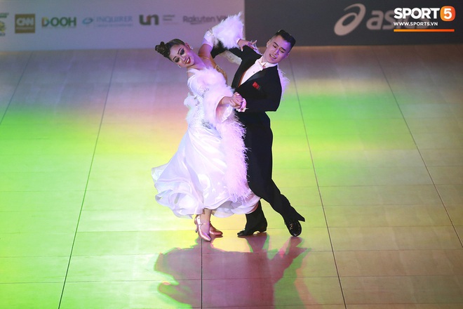 Những khoảnh khắc đẹp như mơ của các cặp đôi khiêu vũ thể thao tại SEA Games 2019: Nhẹ nhàng, uyển chuyển rồi bùng nổ với chiến thắng - Ảnh 9.