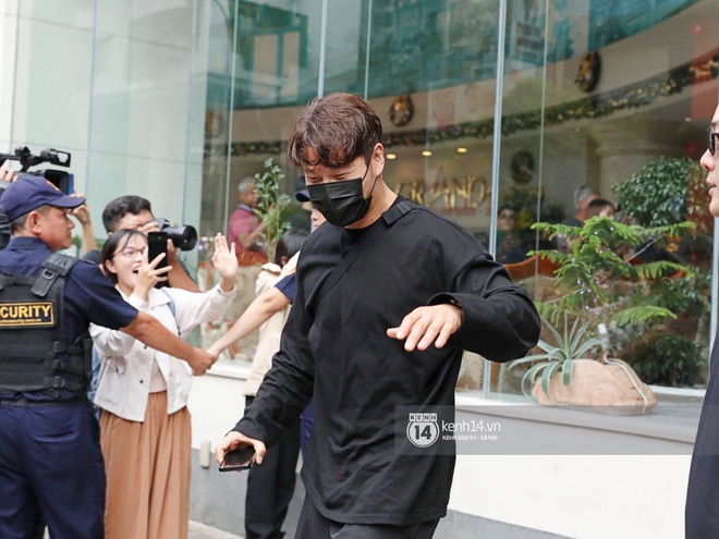 Dàn Running Man rời khách sạn đi tổng duyệt: Ngã ngửa vì tóc của Lee Kwang Soo, Hổ cười tít nhưng Ji Hyo sao thế này? - Ảnh 6.