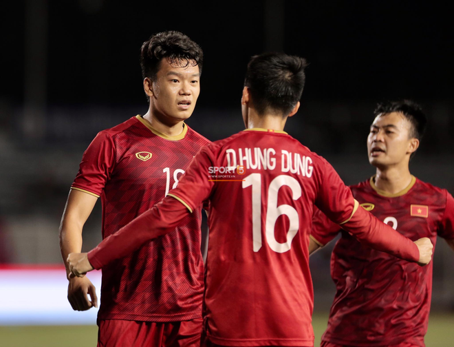 Sau pha đánh đầu gỡ hòa 1-1, người hùng Thành Chung thực hiện hành động an ủi vô cùng tinh tế với thủ môn Bùi Tiến Dũng - Ảnh 3.