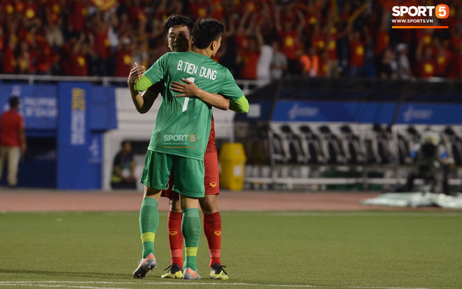 Sau pha đánh đầu gỡ hòa 1-1, người hùng Thành Chung thực hiện hành động an ủi vô cùng tinh tế với thủ môn Bùi Tiến Dũng - Ảnh 4.