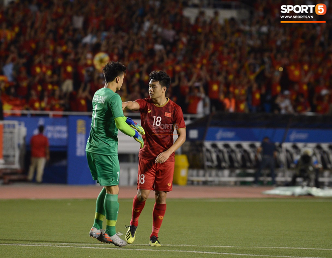 Sau pha đánh đầu gỡ hòa 1-1, người hùng Thành Chung thực hiện hành động an ủi vô cùng tinh tế với thủ môn Bùi Tiến Dũng - Ảnh 6.