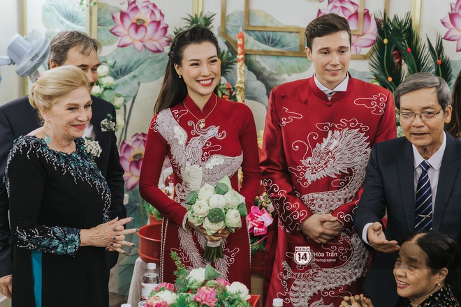 Lễ rước dâu MC Hoàng Oanh và chồng Tây cực phẩm: Cô dâu chú rể cực tình, liên tục khoá môi nhau ngọt ngào hết mức - Ảnh 6.