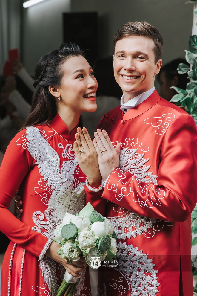 Lễ rước dâu MC Hoàng Oanh và chồng Tây cực phẩm: Cô dâu chú rể cực tình, liên tục khoá môi nhau ngọt ngào hết mức - Ảnh 10.