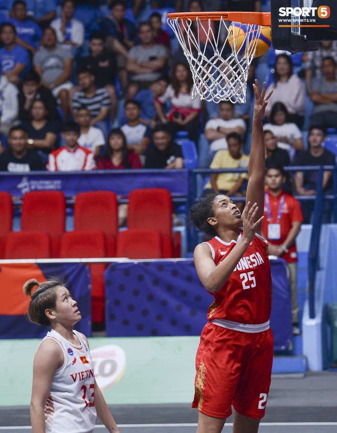 Bóng rổ SEA Games 30: Đội tuyển nữ Việt Nam có chiến thắng đầu tiên sau trận đấu áp đảo trước Indonesia - Ảnh 2.