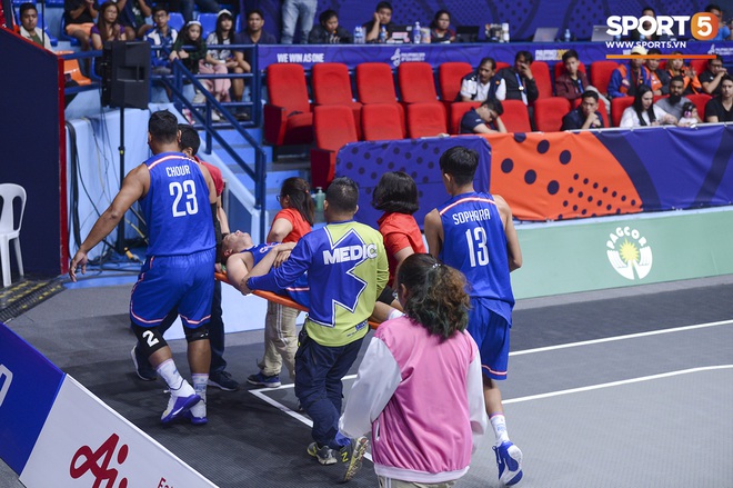 Cố gắng ngăn Việt Nam giành chiến thắng, cầu thủ bóng rổ Campuchia phải rời sân trong đau đớn - Ảnh 6.