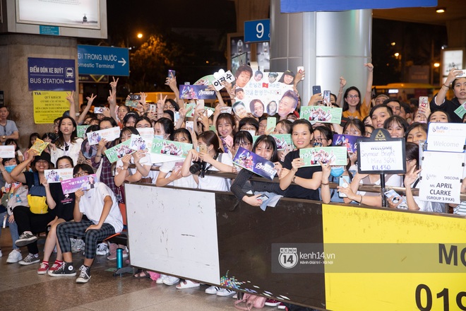 Sân bay Tân Sơn Nhất vỡ trận vì dàn Running Man: Mợ Ngố tươi tắn, Lee Kwang Soo và dàn sao kẹt cứng giữa biển fan khủng chẳng kém AAA - Ảnh 16.