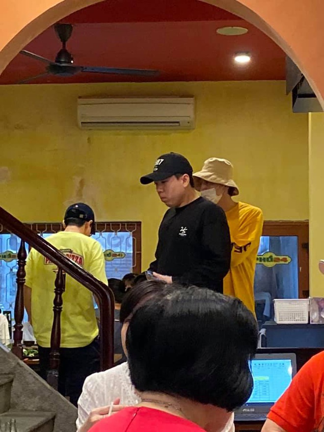 Trước fan meeting, dàn sao Running Man bị fan bắt gặp đi ăn phở, Lee Kwang Soo đánh lẻ mua bánh mì vỉa hè - Ảnh 5.