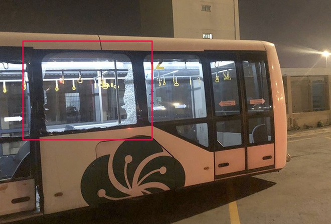 Xe buýt bị đâm trong sân bay Tân Sơn Nhất, nhiều hành khách bị thương  - Ảnh 1.