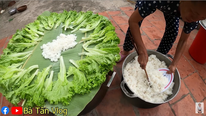 Dân tình lại được dịp đặt dấu ? to đùng về nia cơm siêu to khổng lồ của bà Tân Vlog: cơm hải sản là cơm trắng rồi đặt hải sản hấp lên trên? - Ảnh 8.