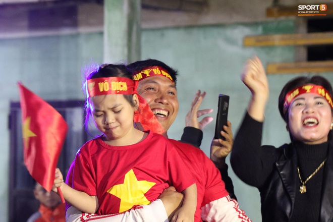 Mẹ thủ môn Văn Toản bật khóc khi nhìn con trai cùng U22 Việt Nam hát Quốc ca trong trận chung kết SEA Games 30 - Ảnh 8.
