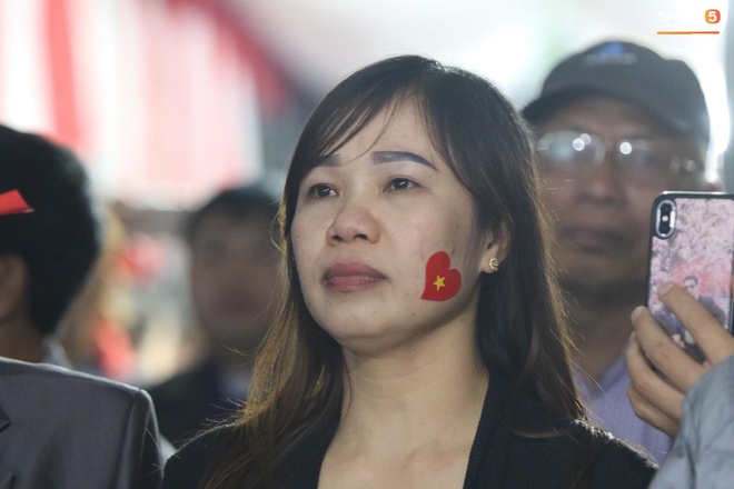 Mẹ thủ môn Văn Toản bật khóc khi nhìn con trai cùng U22 Việt Nam hát Quốc ca trong trận chung kết SEA Games 30 - Ảnh 3.