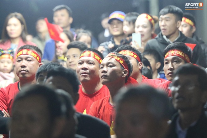 Mẹ thủ môn Văn Toản bật khóc khi nhìn con trai cùng U22 Việt Nam hát Quốc ca trong trận chung kết SEA Games 30 - Ảnh 5.