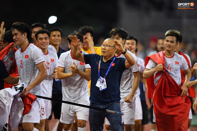 Hình ảnh xúc động nhất đêm nay: HLV Park Hang-seo đặt tay lên trái tim, giơ cờ Việt Nam ăn mừng vô địch SEA Games - Ảnh 4.