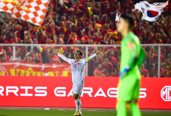 Đội trưởng Đỗ Hùng Dũng ăn mừng ấn tượng khi ghi bàn vào lưới Indonesia - Ảnh 3.