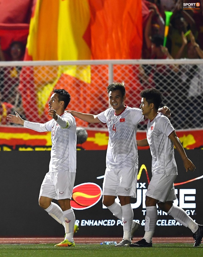 Đội trưởng Đỗ Hùng Dũng ăn mừng ấn tượng khi ghi bàn vào lưới Indonesia - Ảnh 5.