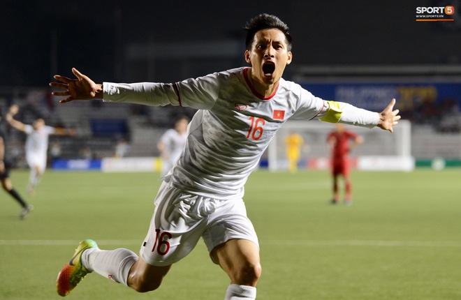 Đội trưởng Đỗ Hùng Dũng ăn mừng ấn tượng khi ghi bàn vào lưới Indonesia - Ảnh 1.