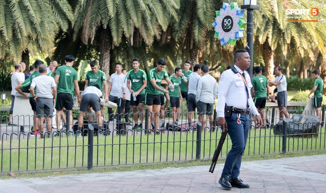 U22 Indonesia tập thể dục ở công viên, sinh hoạt khác biệt U22 Việt Nam vào sáng ngày diễn ra chung kết SEA Games 30 - Ảnh 5.