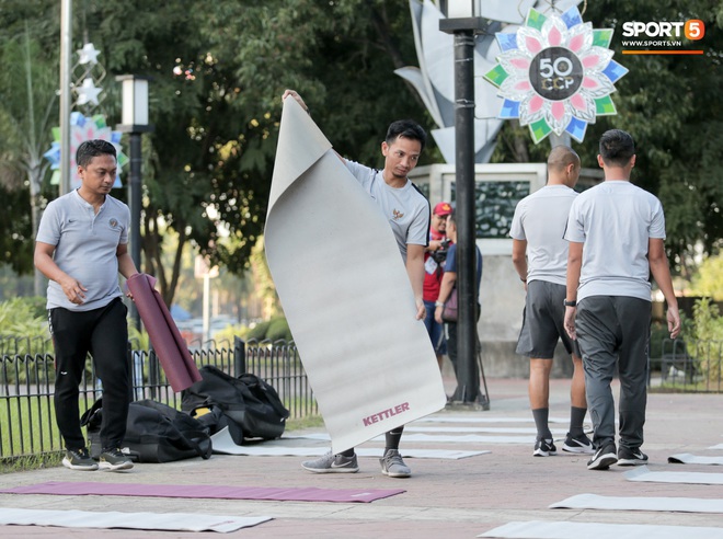 U22 Indonesia tập thể dục ở công viên, sinh hoạt khác biệt U22 Việt Nam vào sáng ngày diễn ra chung kết SEA Games 30 - Ảnh 8.