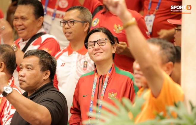 Tổng thư ký xinh đẹp bật khóc khi tiễn U22 Indonesia đến SVĐ, quyết thắng trận chung kết SEA Games 30 với Việt Nam - Ảnh 2.