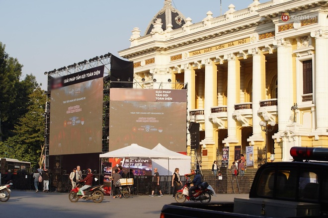 H&agrave; Nội: Nhiều m&agrave;n h&igrave;nh LED si&ecirc;u to khổng lồ được dựng l&ecirc;n, sẵn s&agrave;ng đ&oacute;n chờ m&agrave;n tranh đấu kịch t&iacute;nh giữa Việt Nam v&agrave; Indonesia - Ảnh 1.