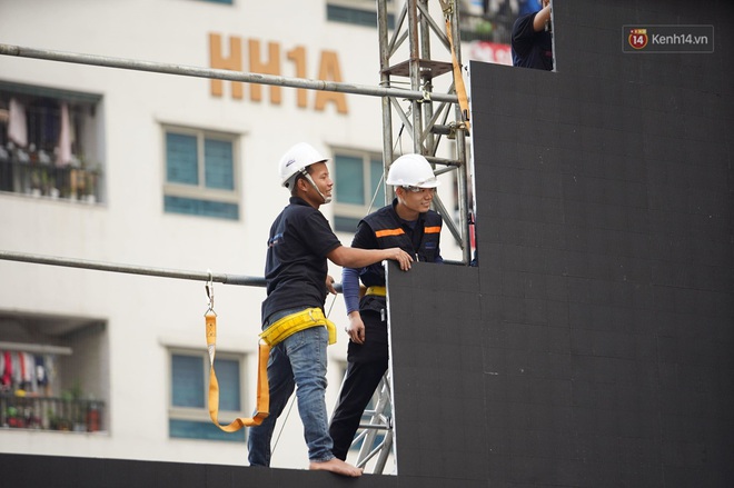 H&agrave; Nội: Nhiều m&agrave;n h&igrave;nh LED si&ecirc;u to khổng lồ được dựng l&ecirc;n, sẵn s&agrave;ng đ&oacute;n chờ m&agrave;n tranh đấu kịch t&iacute;nh giữa Việt Nam v&agrave; Indonesia - Ảnh 4.