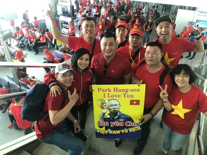 Phương Thanh, Lý Hùng và hàng trăm CĐV nhuộm đỏ sân bay, sang Philippines cổ vũ U22 Việt Nam thi chung kết SEA Games 30 - Ảnh 2.