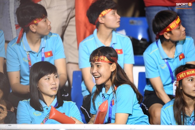 Hot girl sân cỏ Hoàng Thị Loan lại chiếm spotlight trên khán đài trận  chung kết Việt Nam đấu Indonesia - Ảnh 6.