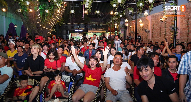 Mẹ tiền đạo Tiến Linh hứa nấu m&oacute;n trứng hấp, canh cua chi&ecirc;u đ&atilde;i con trai khi trở về Việt Nam - Ảnh 1.