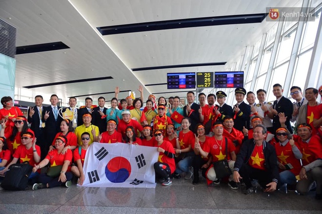 Hàng trăm CĐV nhuộm đỏ sân bay, lên đường sang Philippines tiếp lửa cho ĐT Việt Nam trong trận chung kết SEA Games 30 - Ảnh 10.