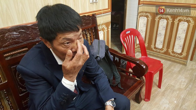 Bố Văn Hậu rơi nước mắt, đoàn CĐV Lai Châu kéo đến kín nhà cầu thủ để hò reo ăn mừng HCV SEA Games 30 của ĐT Việt Nam - Ảnh 2.