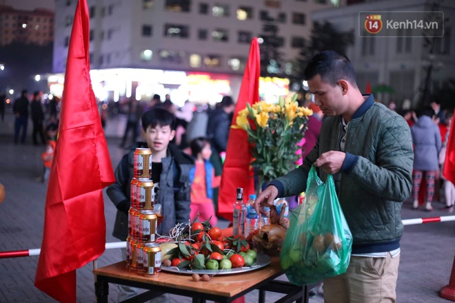 Cư dân HH Linh Đàm mua xôi gấc, luộc gà thắp hương cầu may cho U22 Việt Nam trong trận chung kết gặp Indonesia - Ảnh 1.