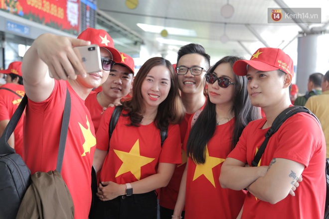 Hàng trăm CĐV nhuộm đỏ sân bay, lên đường sang Philippines tiếp lửa cho ĐT Việt Nam trong trận chung kết SEA Games 30 - Ảnh 21.