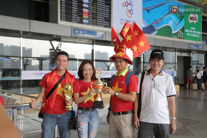 Hàng trăm CĐV nhuộm đỏ sân bay, lên đường sang Philippines tiếp lửa cho ĐT Việt Nam trong trận chung kết SEA Games 30 - Ảnh 18.