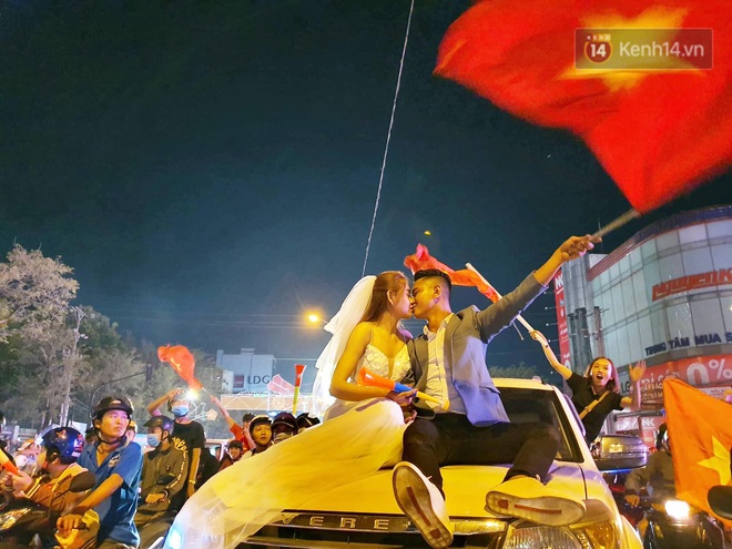 Cặp đôi Cần Thơ vừa đi bão vừa chụp ảnh cưới trong đêm ăn mừng U22 Việt Nam giành HCV SEA Games 30 - Ảnh 5.